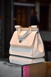 a white purse sitting on top of a table by Arno Senoner courtesy of Unsplash.
