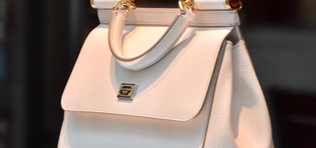 a white purse sitting on top of a table by Arno Senoner courtesy of Unsplash.